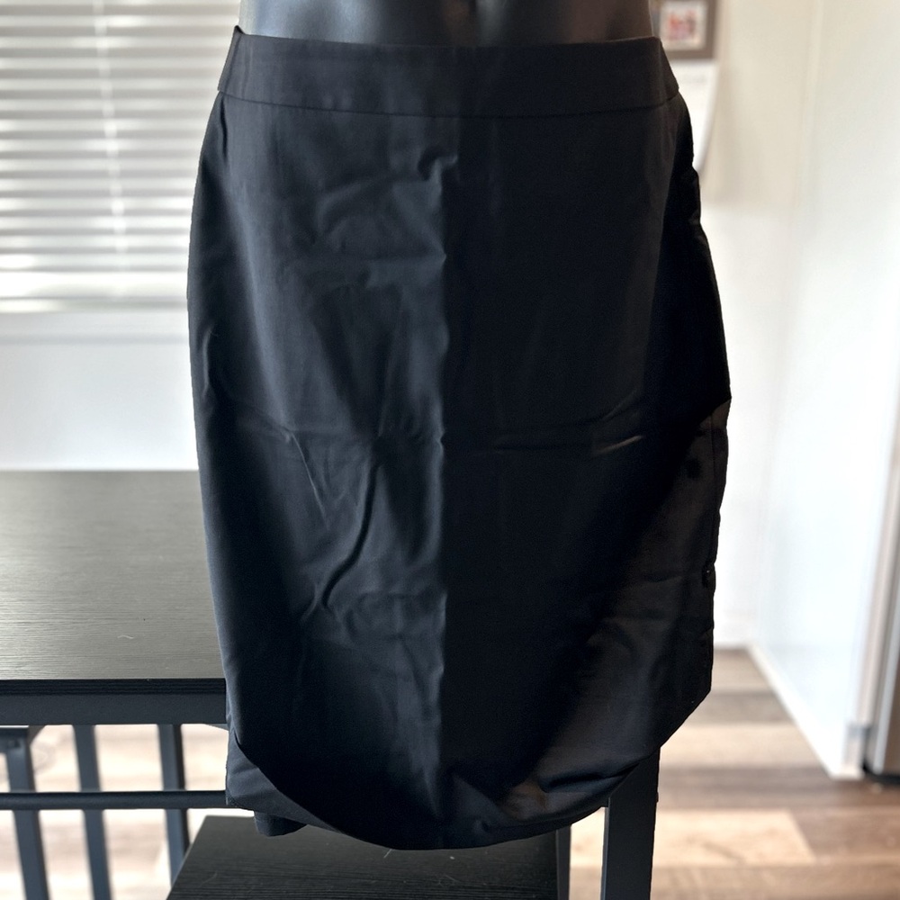 Beautiful and simple pencil skirt by Ann Taylor size 4
